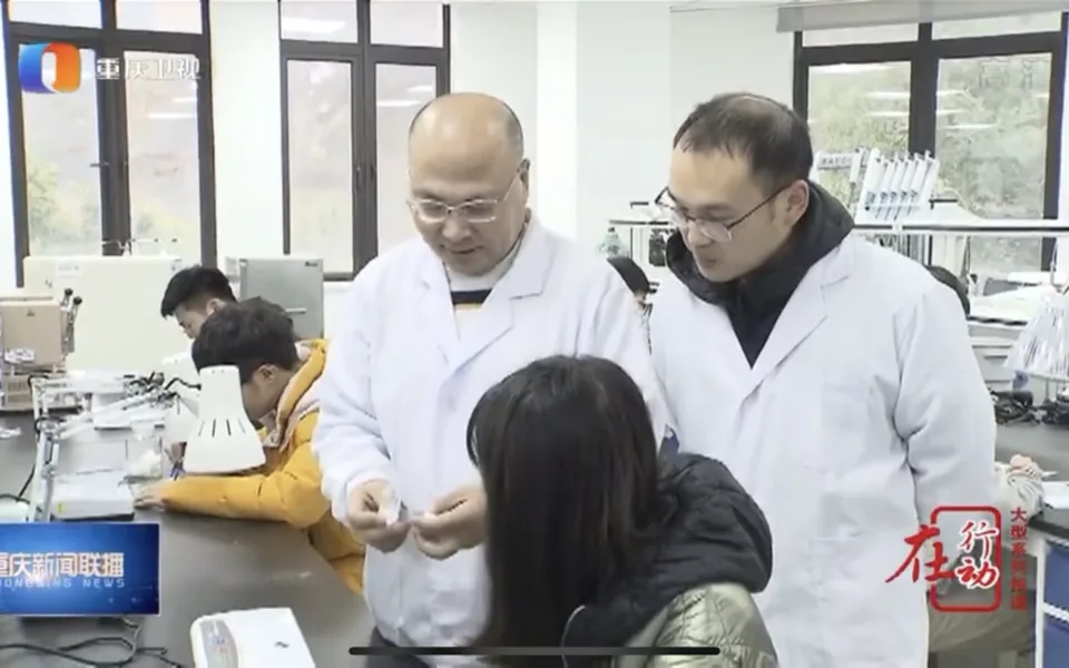 许廷发教授指导学生科研